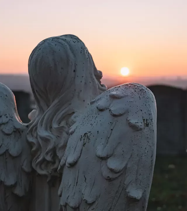 Estatua de angel al crepusculo